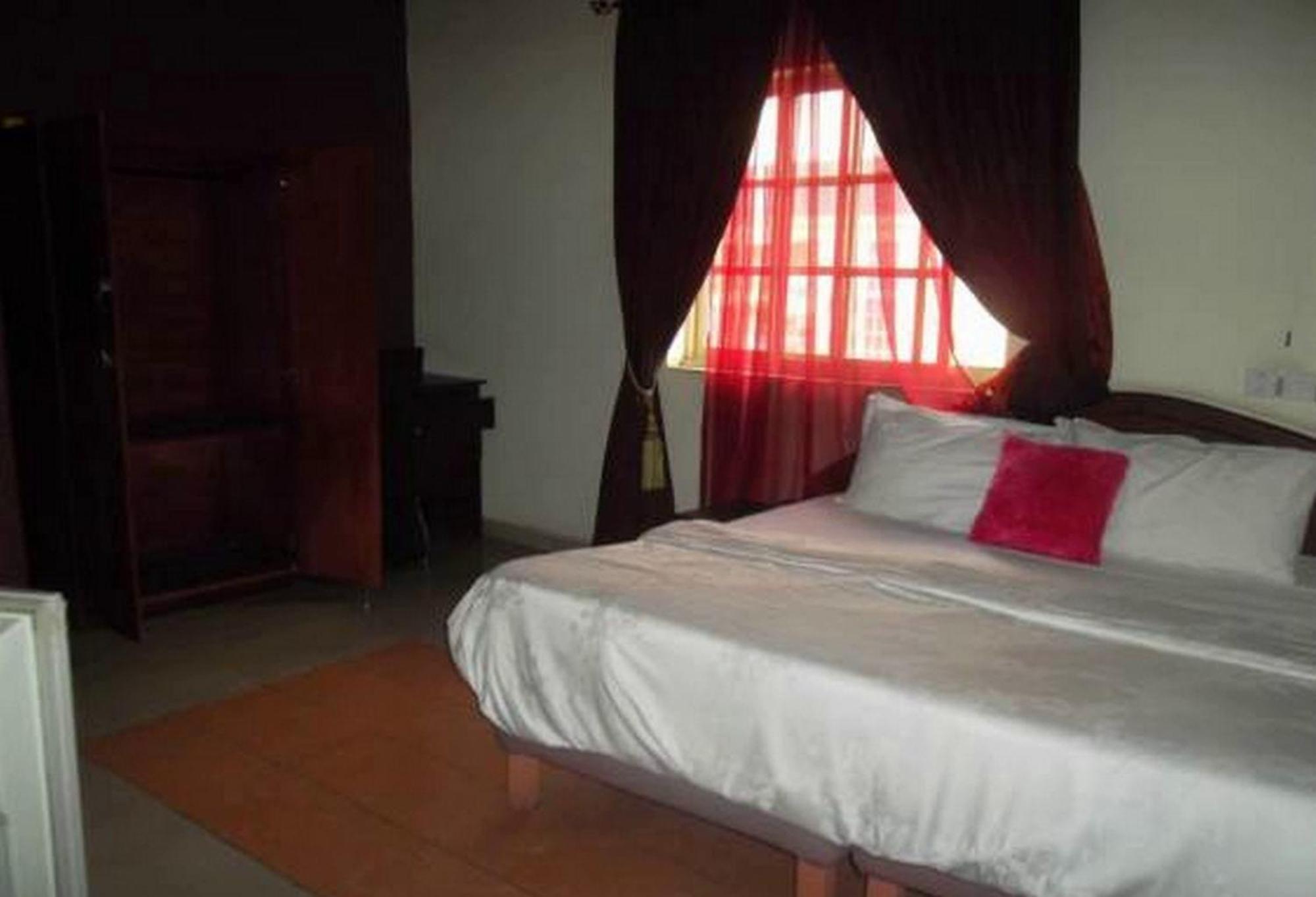 Room In Lodge - Clen-Phil Hotels And Suite Port Harcourt Eksteriør bilde