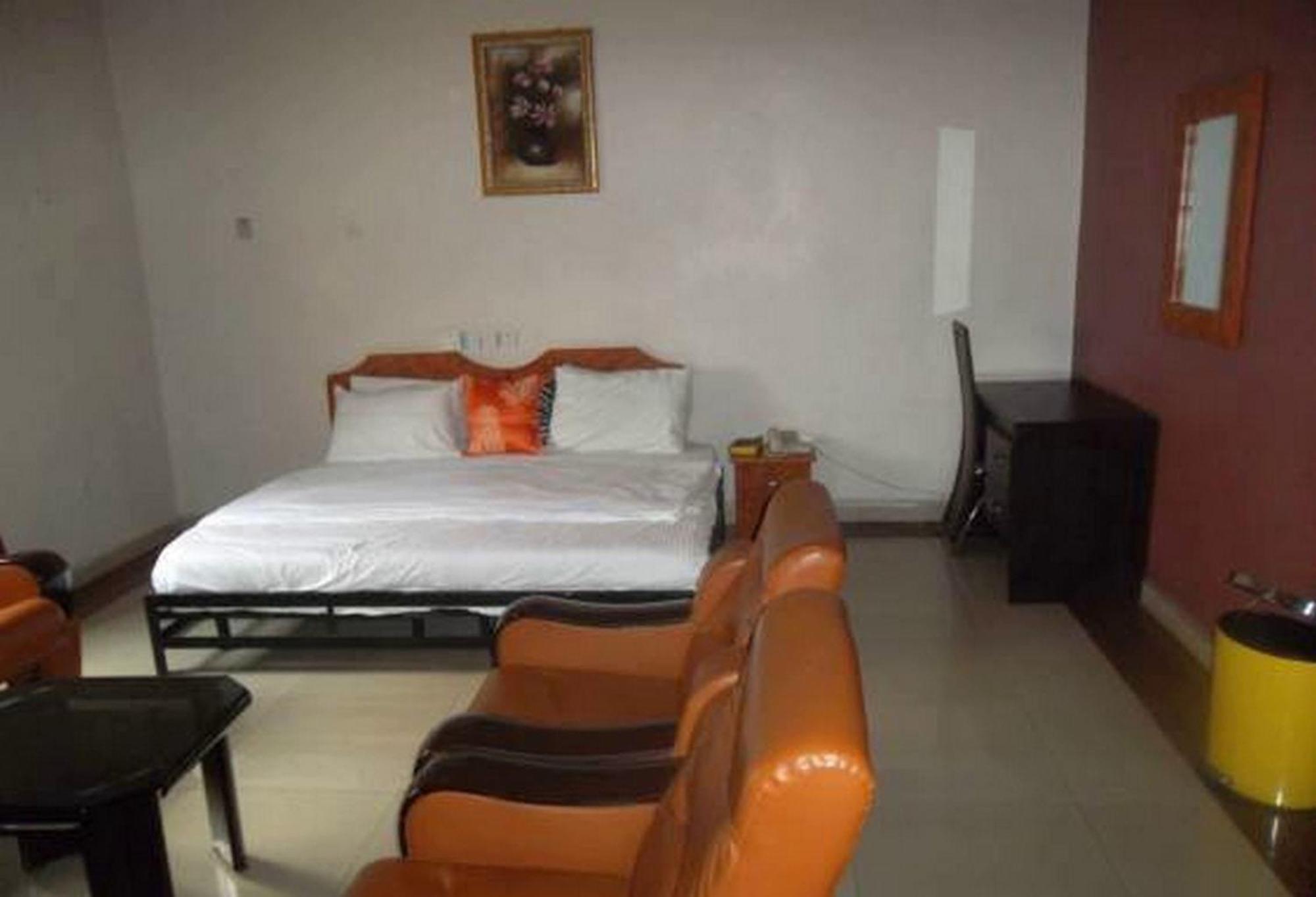Room In Lodge - Clen-Phil Hotels And Suite Port Harcourt Eksteriør bilde