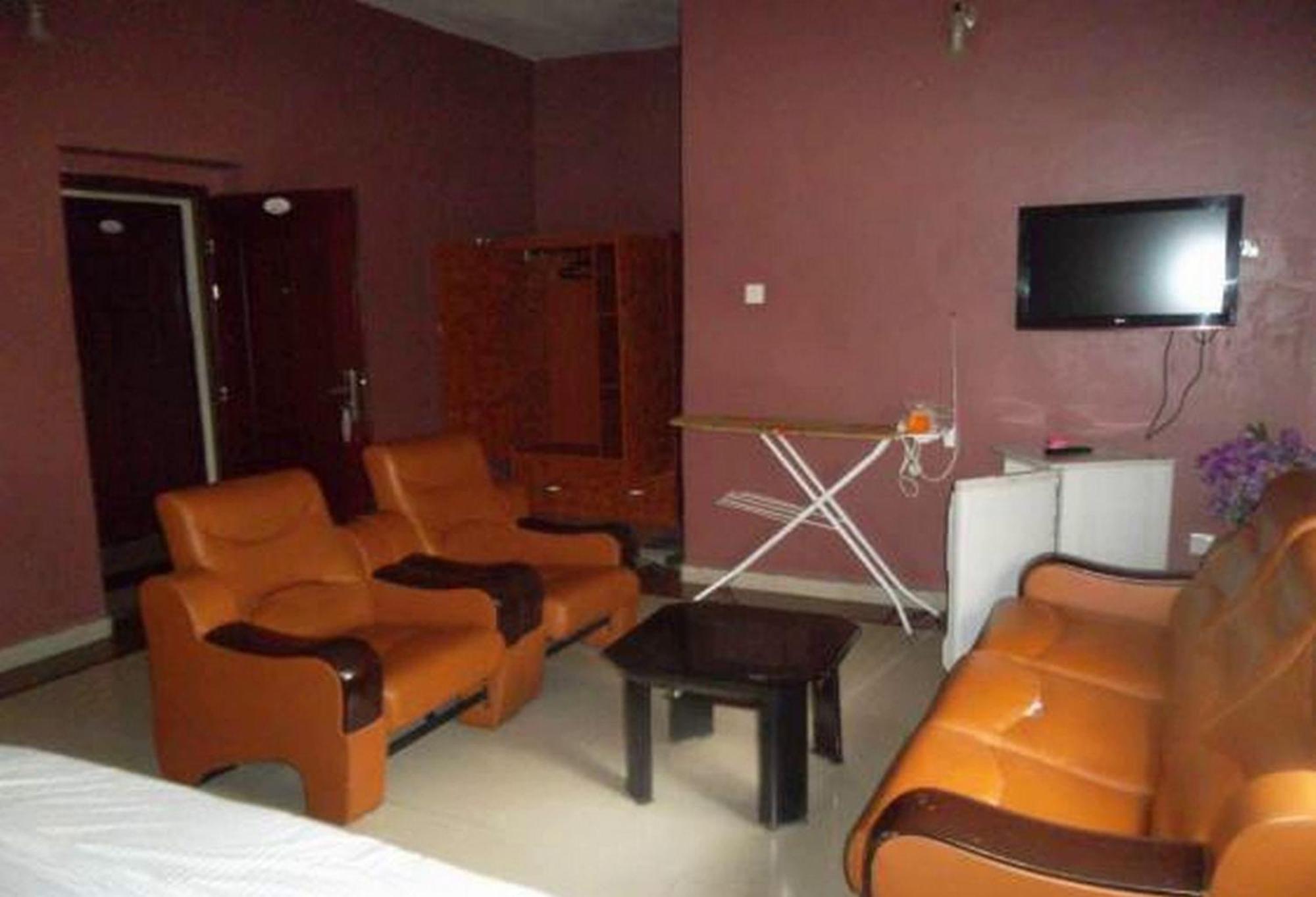Room In Lodge - Clen-Phil Hotels And Suite Port Harcourt Eksteriør bilde