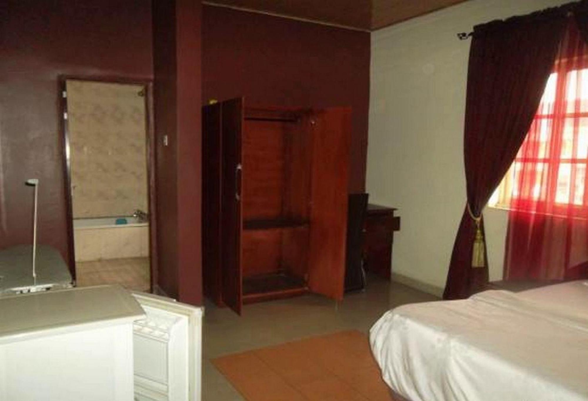 Room In Lodge - Clen-Phil Hotels And Suite Port Harcourt Eksteriør bilde