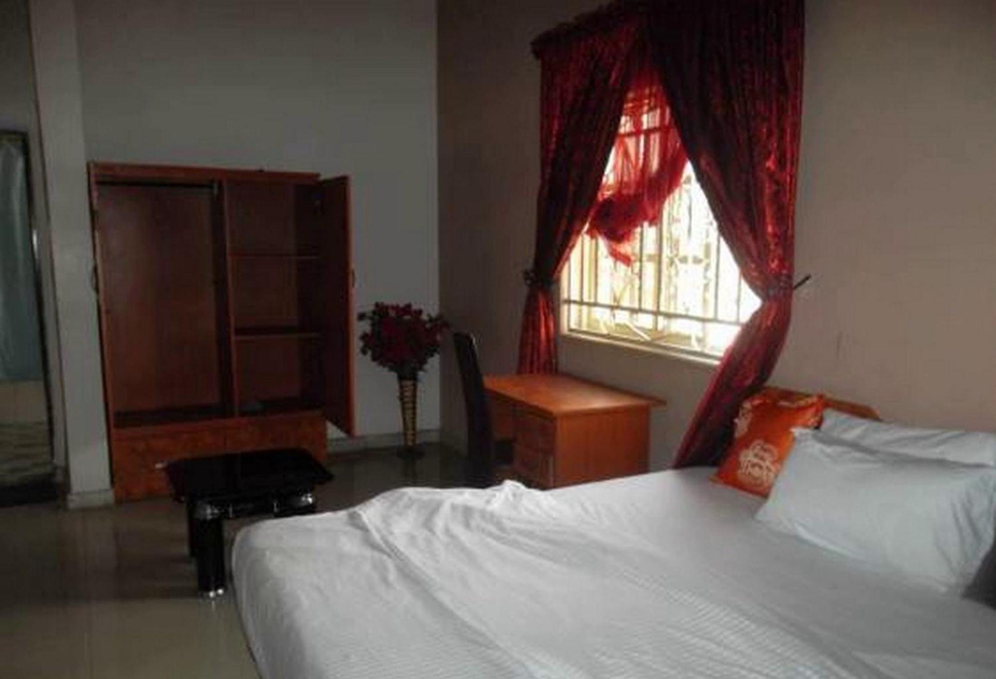 Room In Lodge - Clen-Phil Hotels And Suite Port Harcourt Eksteriør bilde