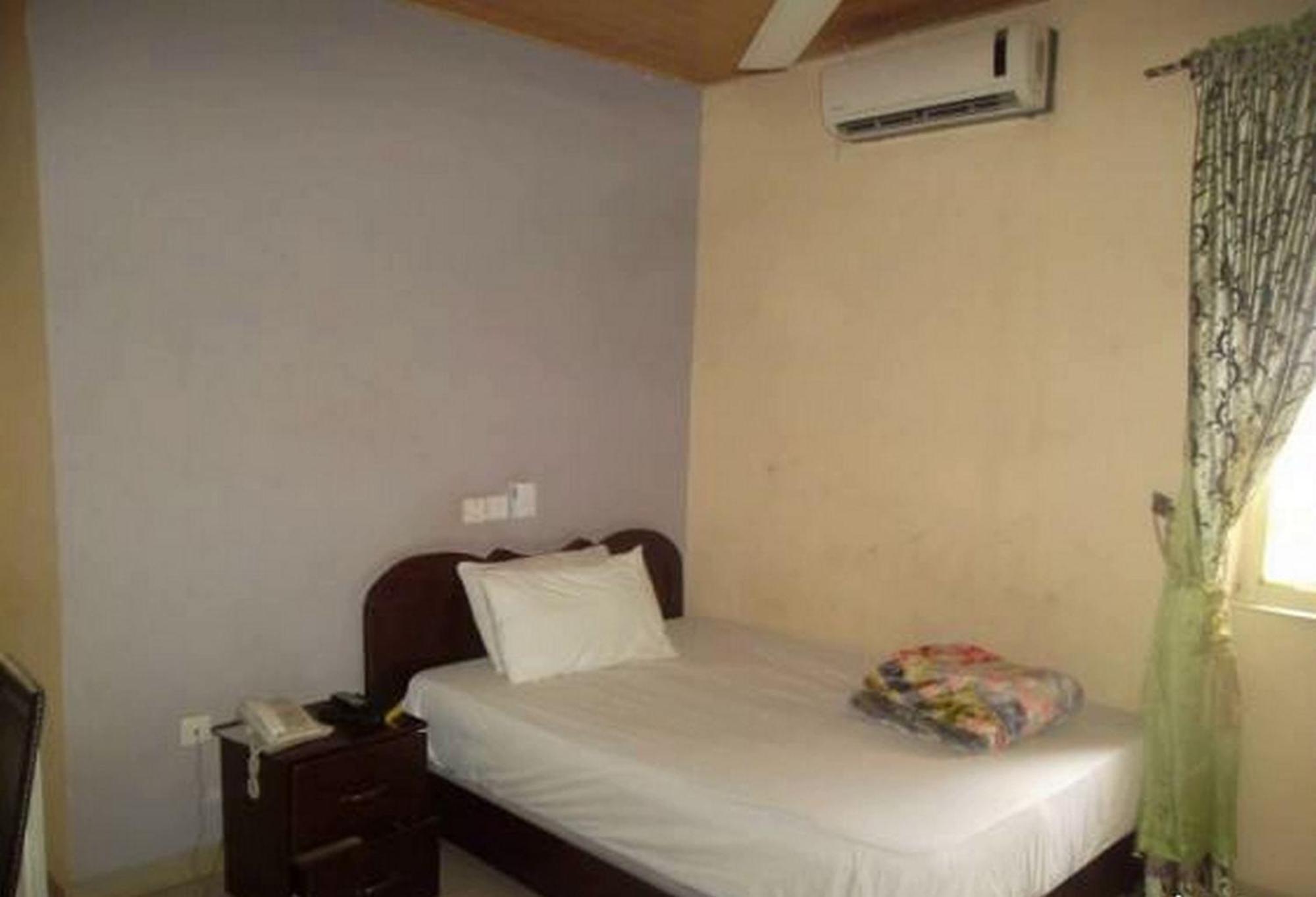 Room In Lodge - Clen-Phil Hotels And Suite Port Harcourt Eksteriør bilde